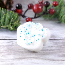 Load image into Gallery viewer, Pet Safe Soy wax melts (tarts) made with peppermint and spearmint essential oils.